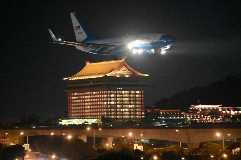 Hình ảnh máy bay quân sự Mỹ chở Chủ tịch Hạ viện Nancy Pelosi chuẩn bị hạ cánh ở sân bay Songshan, Đài Bắc (Ảnh: New York Times)