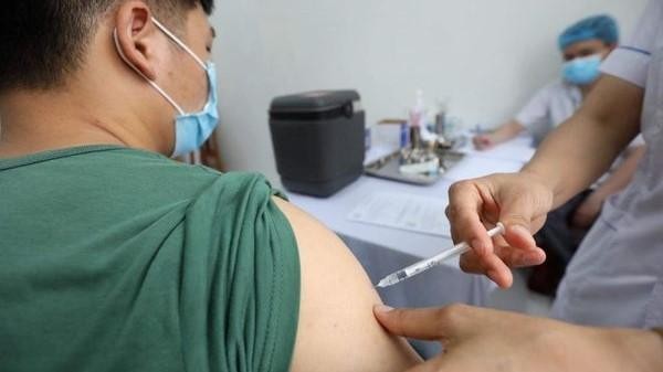 Tiêm thử nghiệm lâm sàng giai đoạn 3 vắc xin COVID Nano Covax cho người tình nguyện. Ảnh: Bộ Y tế.