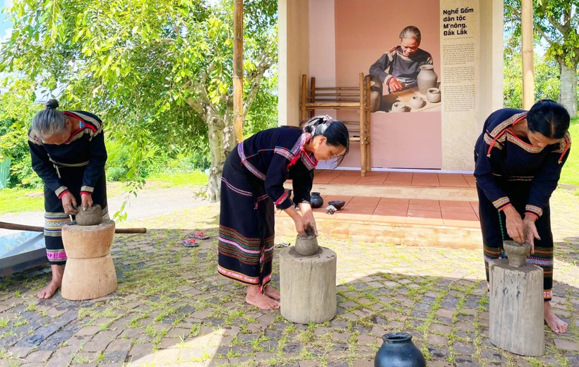 Phụ nữ M'Nông tái hiện nghề làm gốm thủ công cổ xưa 