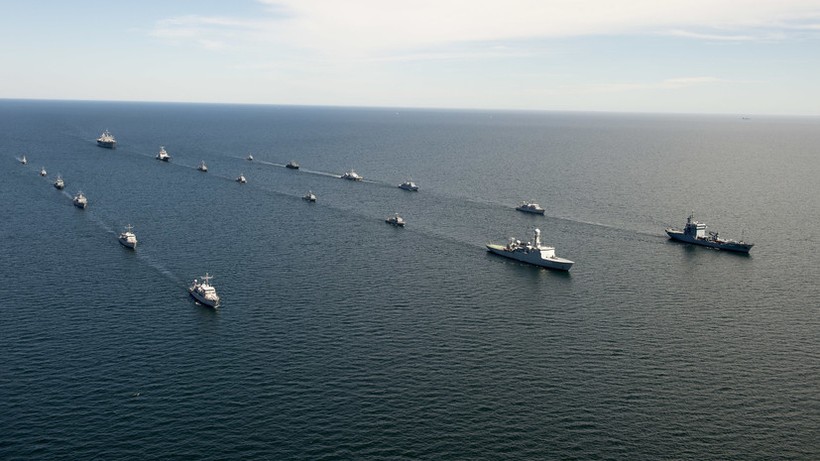 BALTOPS là cuộc tập trận hàng hải tập trung hàng năm ở khu vực Baltic và là một trong những cuộc tập trận lớn nhất ở Bắc Âu, nhằm tăng cường tính linh hoạt và khả năng tương tác giữa các quốc gia đồng minh và đối tác. Trong ảnh Tàu Mount Whitney của Hoa K