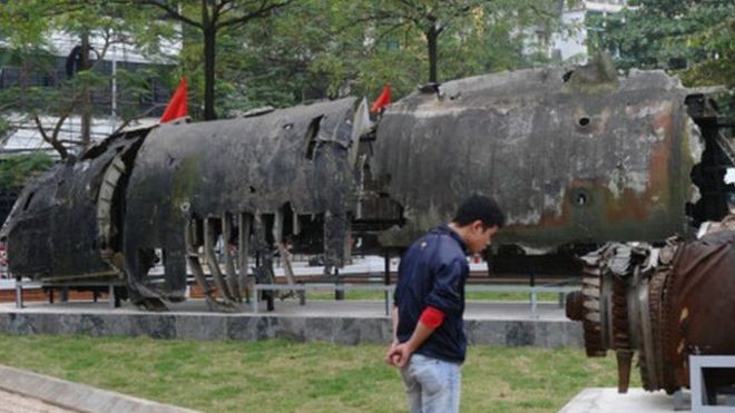Mảnh của pháo đài bay B-52 ở bảo tàng tại Hà Nội.