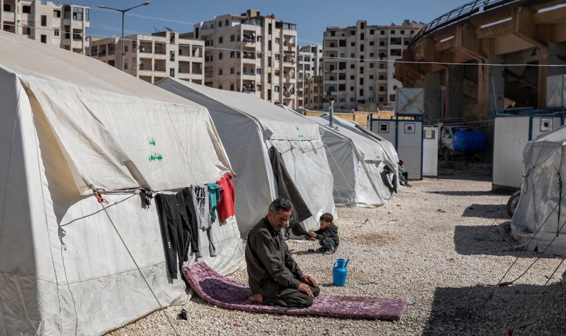 Những chiếc lều san sát chỉ cách nhau tầm 5 feet (1.52m) của người tị nạn Syria tại Idlib. Ảnh: The New York Times.