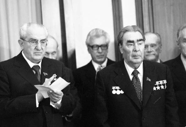 Lãnhtụ Liên Xô Brezhnev giữ kỷ lục về nhận huân, huy chương các loại, trong đó có cả huy hiệu "50 năm tuổi đảng", thẻ hội viên Hội Nhà báo Liên Xô.