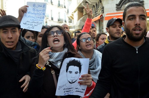 Người biểu tình Tunisia mang theo di ảnh của Yahyaoui tuần hành trên phố. Ảnh: Al Jazeera