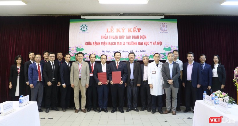 Lễ ký kết thỏa thuận hợp tác toàn diện giữa Bệnh viện Bạch Mai và Trường Đại học Y Hà Nội. Ảnh: Minh Thúy 