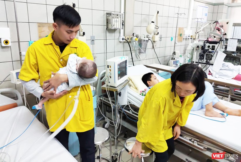 Bệnh nhân điều trị tại Bệnh viện Bạch Mai. Ảnh: Minh Thúy