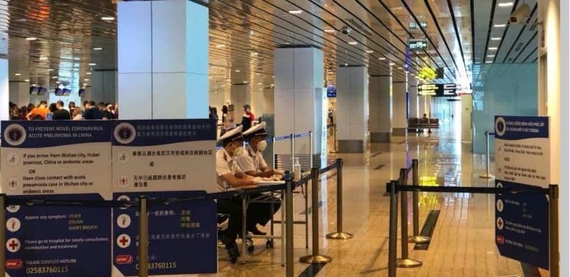 Triển khai đồng loạt việc khai báo y tế tại sân bay Cam Ranh, Khánh Hòa. Ảnh: Bộ Y tế