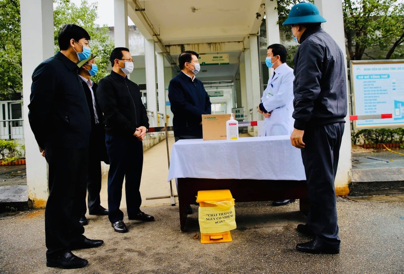 Thứ trưởng Bộ Y tế Trương Quốc Cường kiểm tra công tác phòng dịch bệnh tại Bệnh viện Đa khoa tỉnh Lào Cai. Ảnh: Thao Nguyen