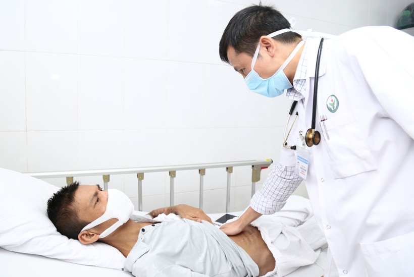 Bác sĩ tại Bệnh viện Hữu nghị Việt Đức thăm khám, chăm sóc cho bệnh nhân. Ảnh: Bệnh viện Hữu nghị Việt Đức