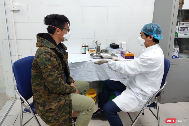 Bác sĩ chuẩn bị thăm khám cho bệnh nhân tại Bệnh viện Bạch Mai.  Ảnh: Minh Thúy 