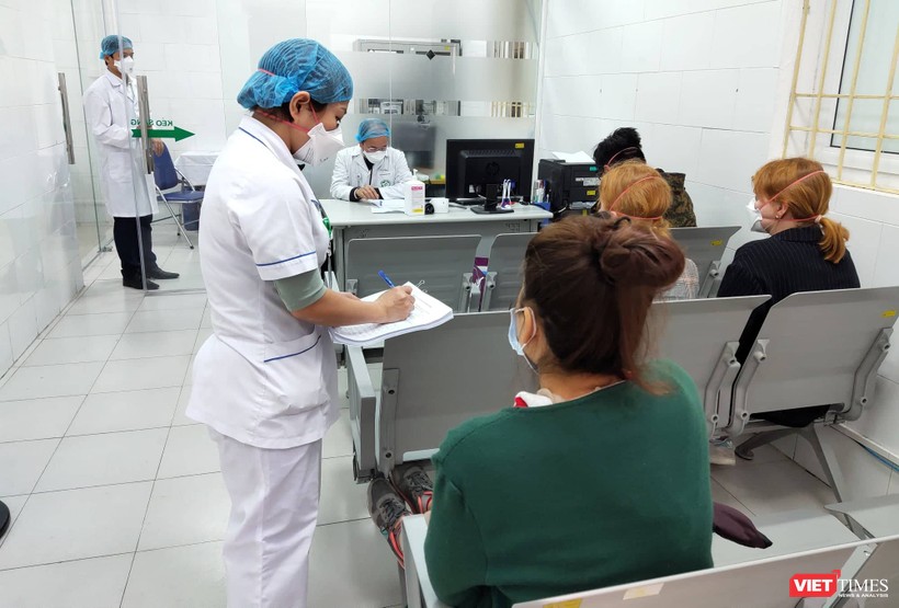 Bác sĩ thăm hỏi bệnh nhân tại Bệnh viện Bạch Mai. Ảnh: Minh Thúy 