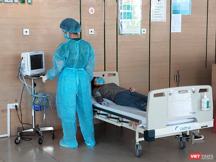 Bác sĩ thăm khám cho bệnh nhân. Ảnh: Minh Thúy 