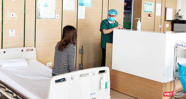 Bác sĩ thăm hỏi tình hình sức khỏe bệnh nhân tại Bệnh viện Bệnh Nhiệt đới Trung ương cơ sở 2 (Đông Anh, Kim Chung, Hà Nội). Ảnh: Minh Thúy 