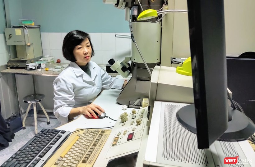 Cán bộ nghiên cứu trong phòng thí nghiệm tại Viện Vệ sinh Dịch tễ Trung ương. Ảnh: Minh Thúy 