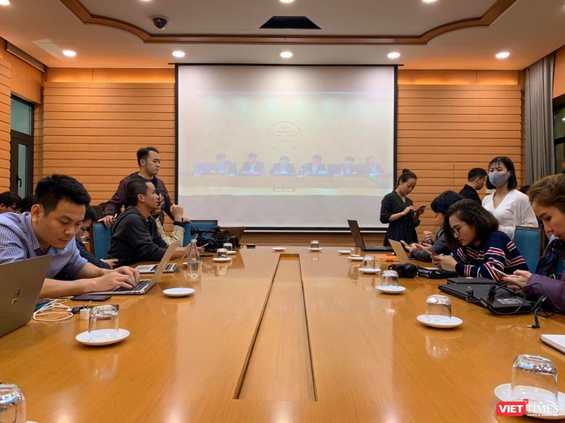 Toàn cảnh cuộc họp đột xuất thông tin về ca thứ  17 nhiễm virus SARS-CoV-2 tại Việt Nam. Ảnh: Khôi Việt 