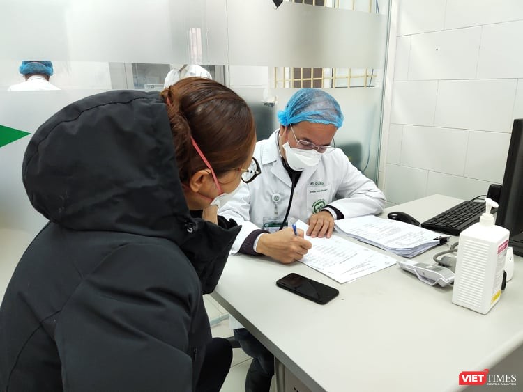 Bác sĩ thăm hỏi tình hình bệnh nhân tại Bệnh viện Bạch Mai. Ảnh: Minh Thúy 
