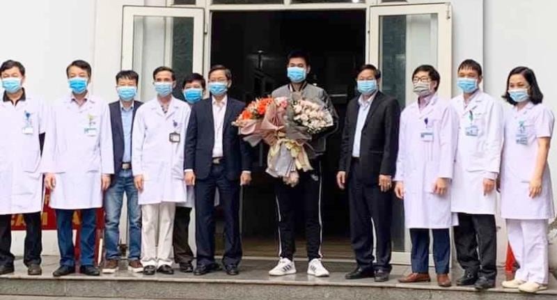 Bệnh nhân thứ 18 mắc COVID-19 tại Việt Nam đã khỏi bệnh và xuất viện. Ảnh: Trọng Kỳ