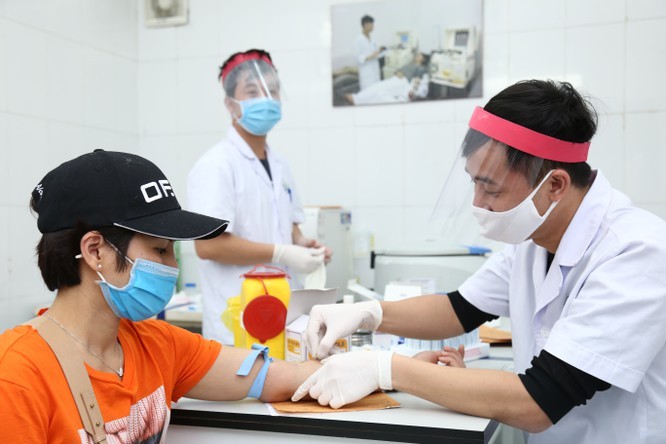 Người dân hiến máu tại Bệnh viện Hữu nghị Việt Đức. Ảnh: BVCC