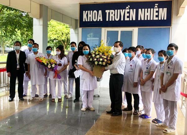 Người nhà bệnh nhân tặng hoa cảm ơn đội ngũ y, bác sĩ tại Khoa Truyền nhiễm, Bệnh viện Đa khoa tỉnh Ninh Bình. Ảnh: Phạm Hằng