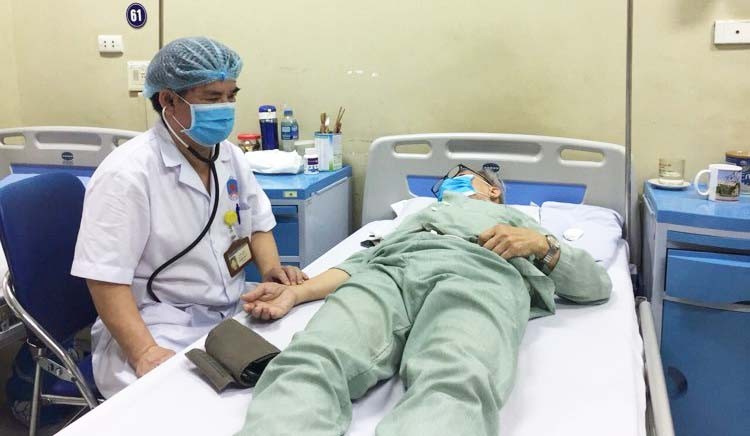 Bác sĩ thăm khám cho bệnh nhân tại Bệnh viện Hữu Nghị. Ảnh: BVCC