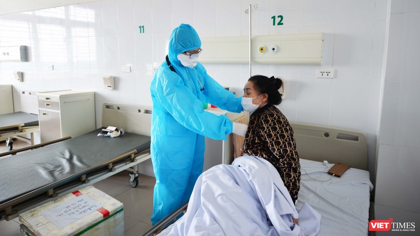 Bác sĩ thăm khám cho bệnh nhân mắc COVID-19 tại Bệnh viện Bệnh Nhiệt đới Trung ương cơ sở 2. Ảnh: Hoàng Anh 
