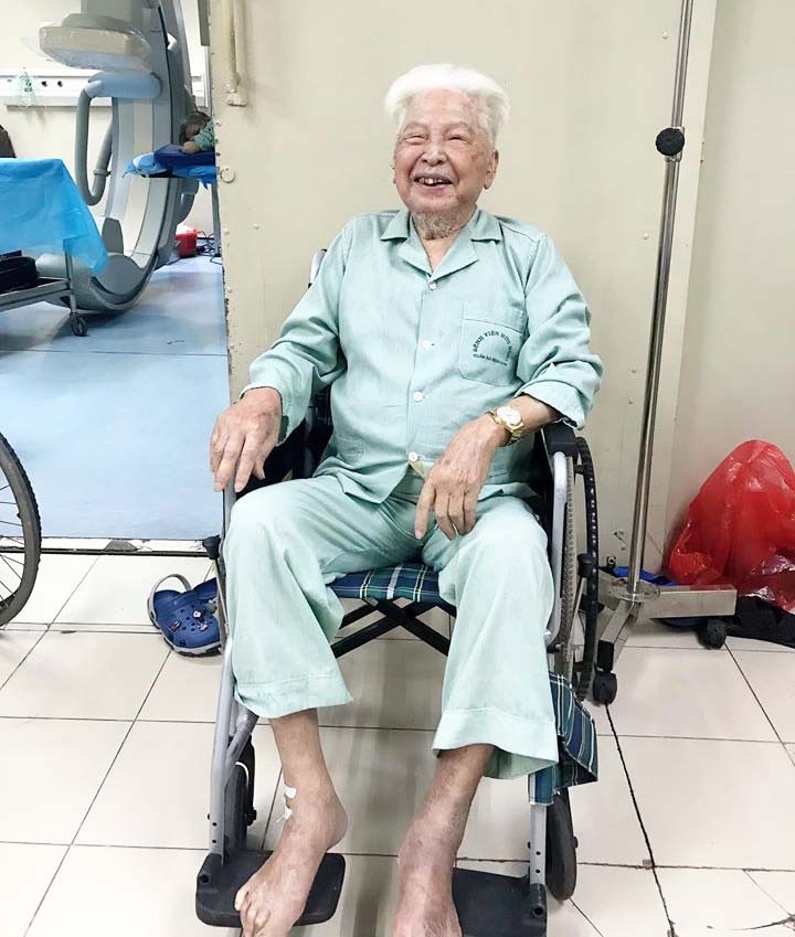 Cụ ông 98 tuổi bị vỡ lún đốt sống ngồi dậy nói chuyện vui vẻ sau can thiệp bơm xi măng sinh học. Ảnh: BVCC