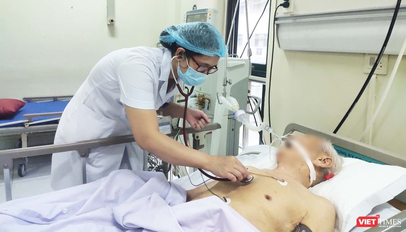 BS. Hoàng Thị Thanh Thúy chăm sóc cho bệnh nhân 90 tuổi phải thở máy, có iền sử tăng huyết áp, đái tháo đường. Ảnh: Minh Thúy 