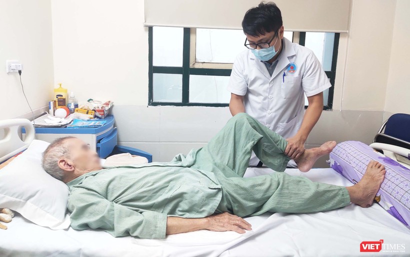 BS. Nguyễn Thanh Sơn – Khoa Ngoại Thần kinh – Chấn thương Chỉnh hình, Bệnh viện Hữu Nghị thăm khám cho bệnh nhân. Ảnh: Minh Thúy 