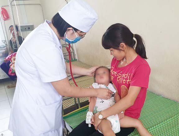 Bác sĩ chăm sóc bé 19 tháng tuổi bị bỏ quên trên xe ô tô. Ảnh: Bệnh viện Đa khoa tỉnh Vĩnh Phúc. 