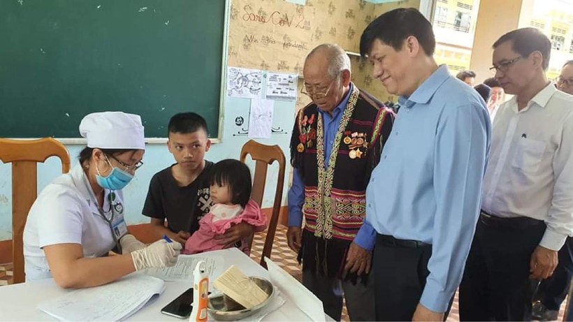 GS. TS. Nguyễn Thanh Long - Quyền Bộ trưởng Bộ Y tế kiểm tra công tác tiêm vaccine phòng, chống bệnh bạch hầu (Ảnh: Vũ Mạnh Cường) 