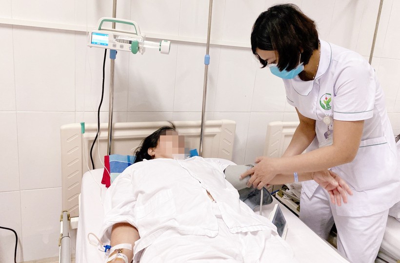 Bác sĩ khám bệnh cho chị L. sau điều trị bằng thuốc tiêu huyết khối (Ảnh: Bệnh viện Hữu nghị Việt Đức) 