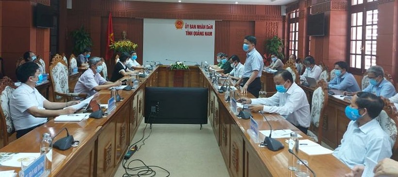 Thứ trưởng Bộ Y tế Nguyễn Trường Sơn làm việc với UBND tỉnh Quảng Nam (Ảnh: Anh Văn) 