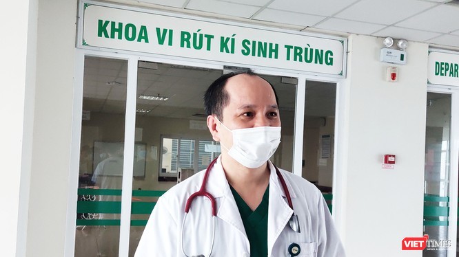 BS. Trần Văn Giang – Phó Trưởng Khoa Virus Ký sinh trùng, Bệnh viện Bệnh Nhiệt đới Trung ương (Ảnh: Minh Thúy) 