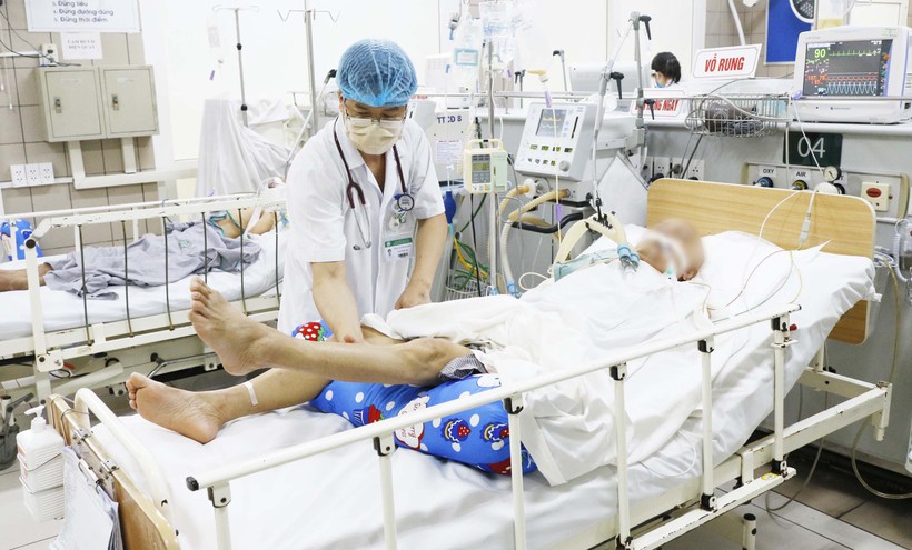 Bác sĩ tại Trung tâm Chống độc, Bệnh viện Bạch Mai thăm khám cho bệnh nhân ngộ độc botulinum (Ảnh: Thành Dương) 