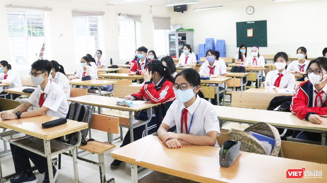 Học sinh đeo khẩu trang đầy đủ trong lớp học (Ảnh - Minh Thuý) 