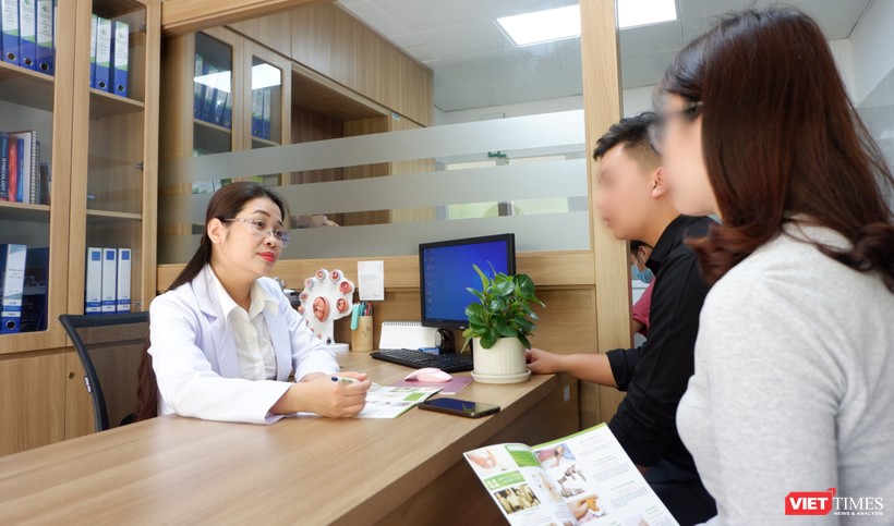 TS. BS. Đinh Thuý Linh tư vấn cho một cặp vợ chồng đến khám tại Bệnh viện Phụ sản Hà Nội (Ảnh: Minh Thuý) 