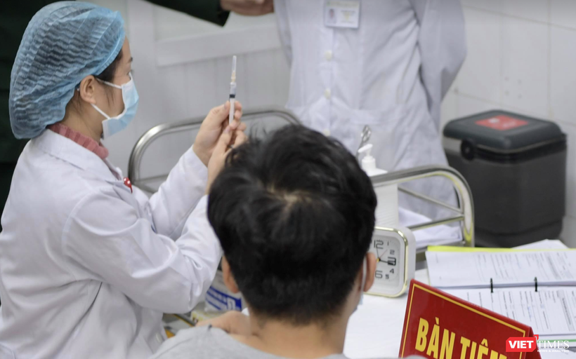Nhân viên y tế tiêm vaccine phòng COVID-19 cho tình nguyện viên (Ảnh - Minh Thuý)