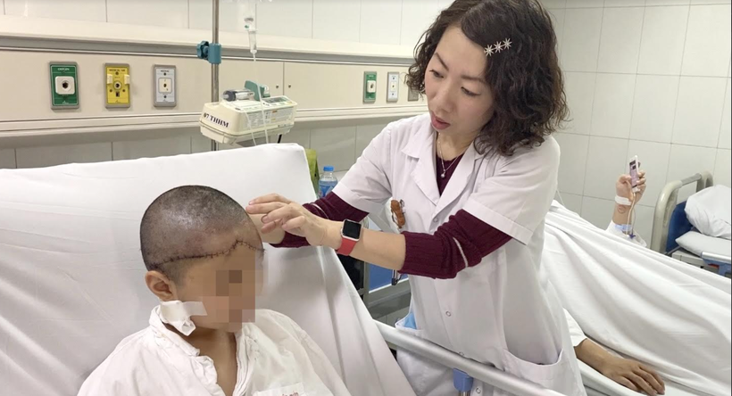 Bác sĩ kiểm tra vết thương cho bé gái bị lột da đầu, lộ xương sọ do tóc cuốn và bánh xe (Ảnh: BVCC) 