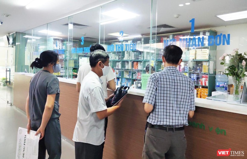 Người dân lấy thuốc tại bệnh viện (Ảnh - Minh Thuý) 