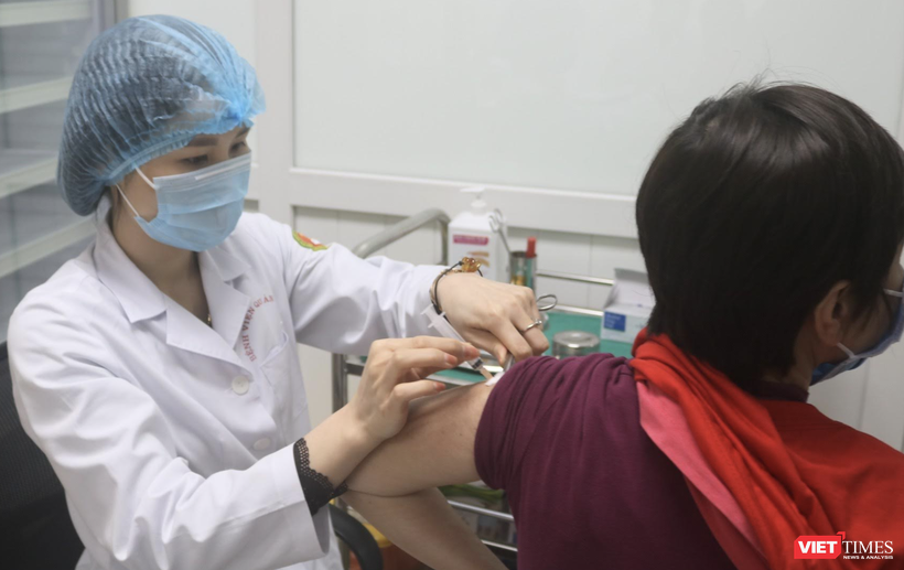 Nhân viên y tế tiêm vaccine cho tình nguyện viện (Ảnh - Minh Thuý) 