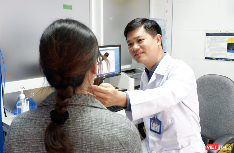 ThS. BS. Nguyễn Đình Quân thăm khám cho bệnh nhân tại Bệnh viện Da liễu Trung ương (Ảnh - Thảo Vy) 