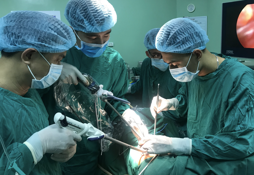 Các bác sĩ sử dụng khâu máy tự động để phẫu thuật lồng ngực cho bệnh nhân (Ảnh - BVCC) 