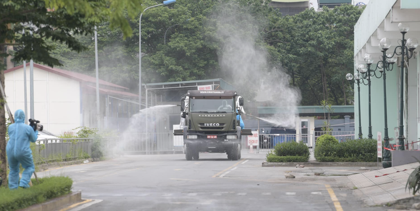 Xe phun khử khuẩn trong bệnh viện (Ảnh - Hoàng Anh) 