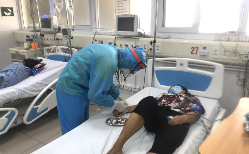 Bác sĩ chăm sóc cho bệnh nhân COVID-19 tại bệnh viện (Ảnh - Đặng Thanh) 