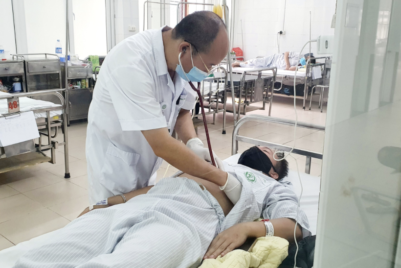 PGS.TS. Đỗ Duy Cường thăm khám cho bệnh nhân tại Trung tâm bệnh nhiệt đới, Bệnh viện Bạch Mai (Ảnh - BVCC) 