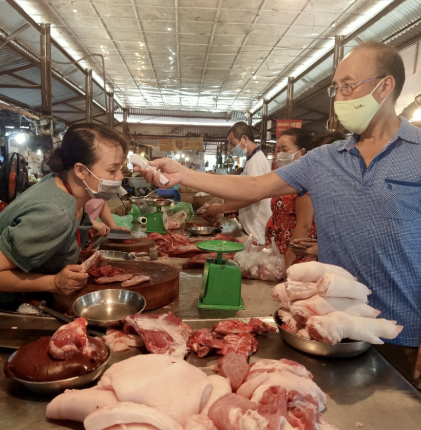 Kiểm tra nhiệt độ của người dân tại chợ Ngọc Hà (Ảnh - UBND Quận Ba Đình) 