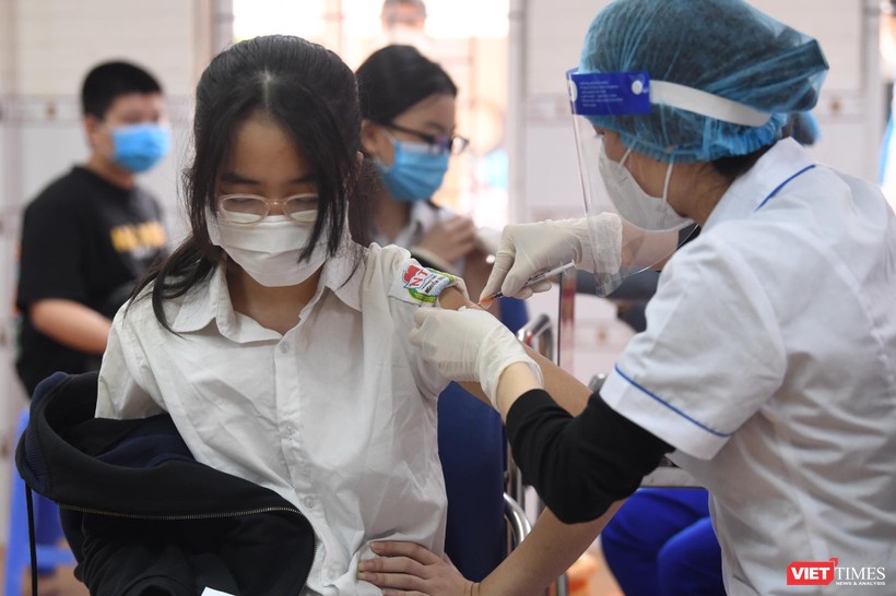 Học sinh được tiêm vaccine COVID-19 ở Trường THCS Nguyễn Trãi, quận Hà Đông (Ảnh - Minh Thuý) 