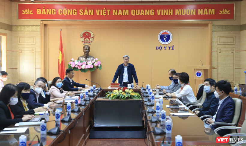 Thứ trưởng Bộ Y tế Nguyễn Trường Sơn chủ trì cuộc họp (Ảnh - Minh Thuý) 
