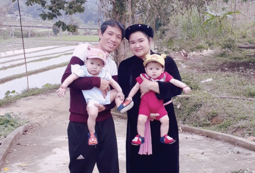 Hình ảnh gia đình anh Ma Văn Toàn và chị Nông Thị Quỳnh bên hai bé Voi và Thỏ (Ảnh - NVCC)
