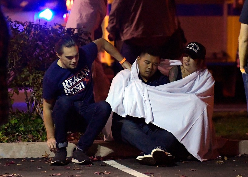 Các nạn nhân đang an ủi lẫn nhau sau khi thoát nạn trong vụ xả súng. 